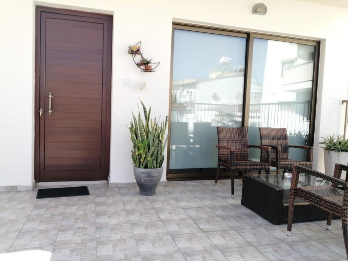 Extremely Comfy Apt With Spacious Private Terrace 10Min Walk To The Beach & In Town Larnaca Esterno foto